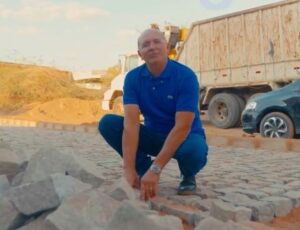 Prefeitura de Catolé do Rocha avança com maior programa de pavimentação da gestão Laurinho Maia. Confiram as ruas beneficiadas!