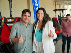 Geska Maia acompanha entrega de equipamentos agrícolas em Desterro ao lado de Murilo Galdino e Laurinho Maia. Vejam as imagens!